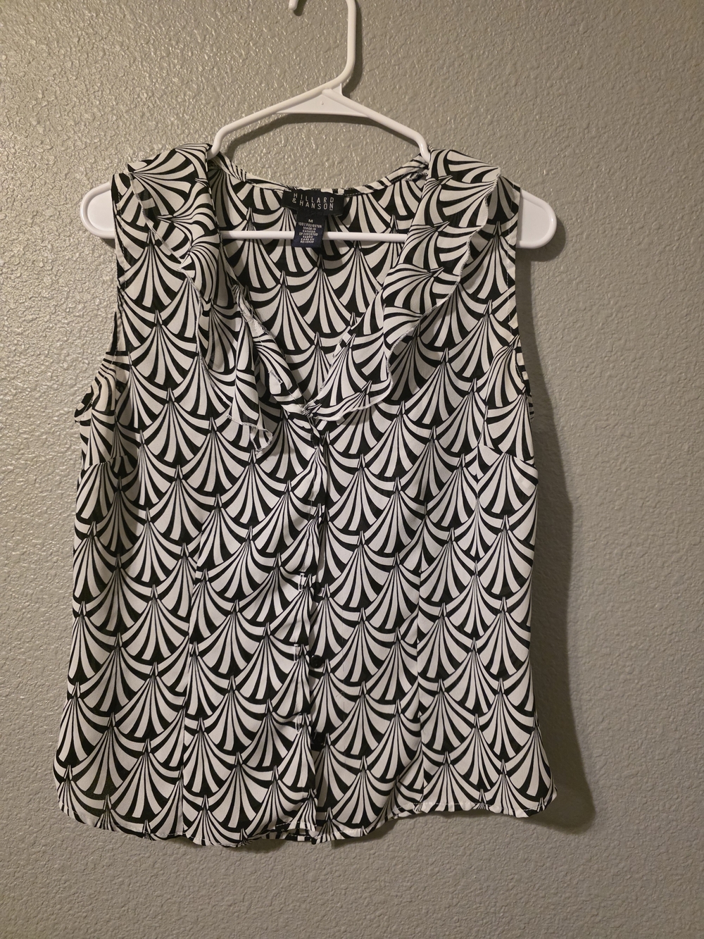 Hillard & Hanson Black and White Geometric Button-Front Camisole